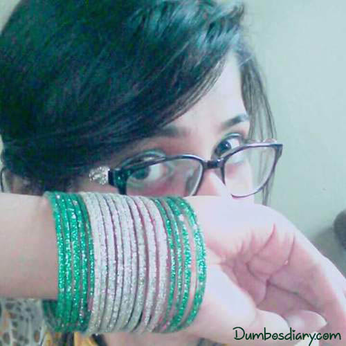 A girl wearing bangles on Pakistan Day