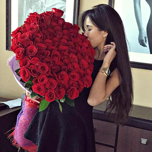 beautiful-girl-with-red-roses