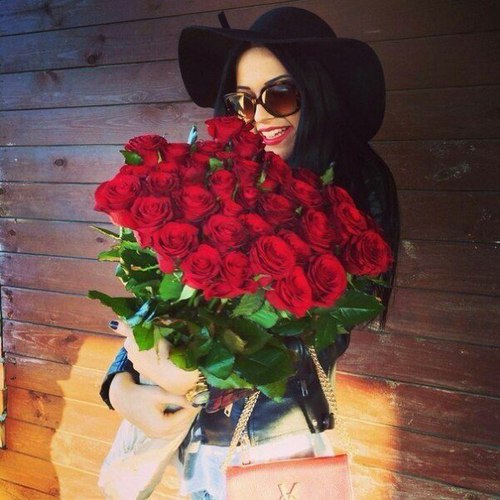 fashion-girl-with-red-roses
