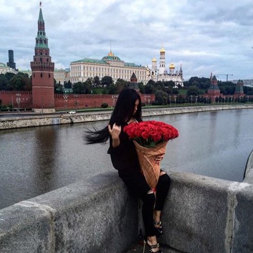 girl-on-port-with-roses