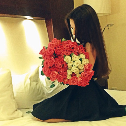 girl-wearing-black-dress-with-bouquet