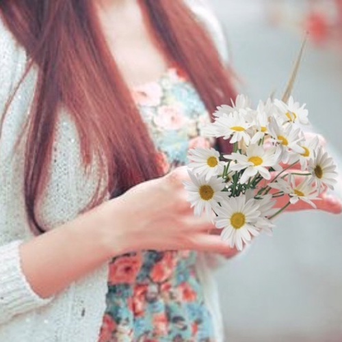 girl-with-daisy-flowers-in-hand