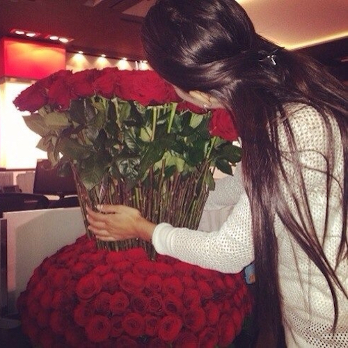 long-hair-girl-with-roses-bouguet