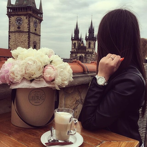 cute-girl-with-roses-and-cold-coffee