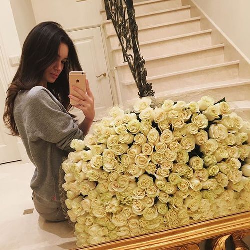 girl-taking-selfie-with-white-roses