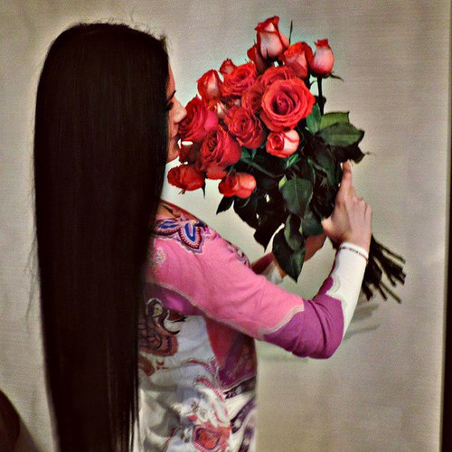 long-hair-cute-girl-with-red-roses