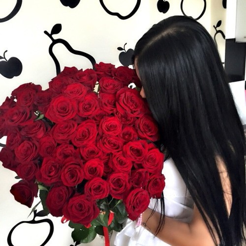 long-hair-girl-smelling-red-roses