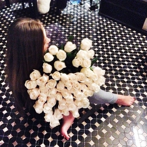 long-hair-girl-with-white-roses