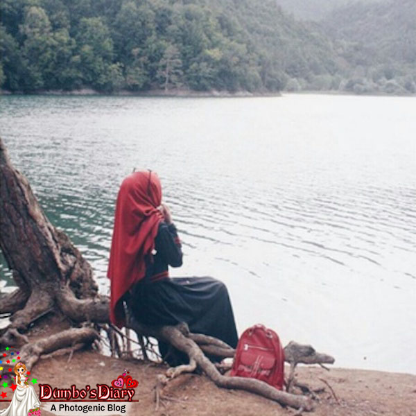 Hijabi-girl-sitting-near-sea