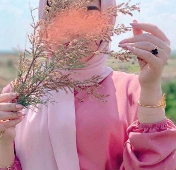 pretty-hijabi-girl-hidden-face-flowers