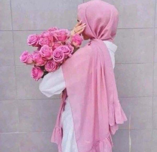 pretty hijabi girl holding rose boquet